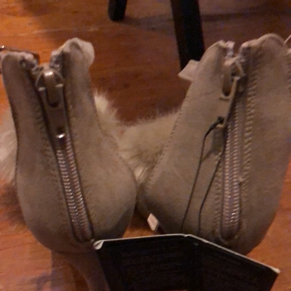 Reduced! NWT Pom Pom heels sz. 6 - Picture 3 of 4